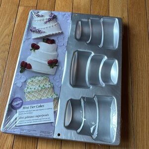 Wilton  2003 - MINI TIER CAKES BAKING PAN